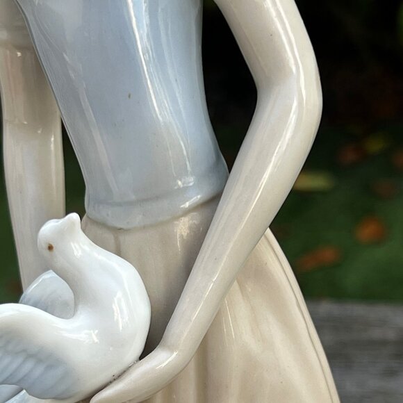 Vintage Girl holding Bird Dove Figurine, Tenora of Spain Rare Hard to Find - Picture 4 of 10